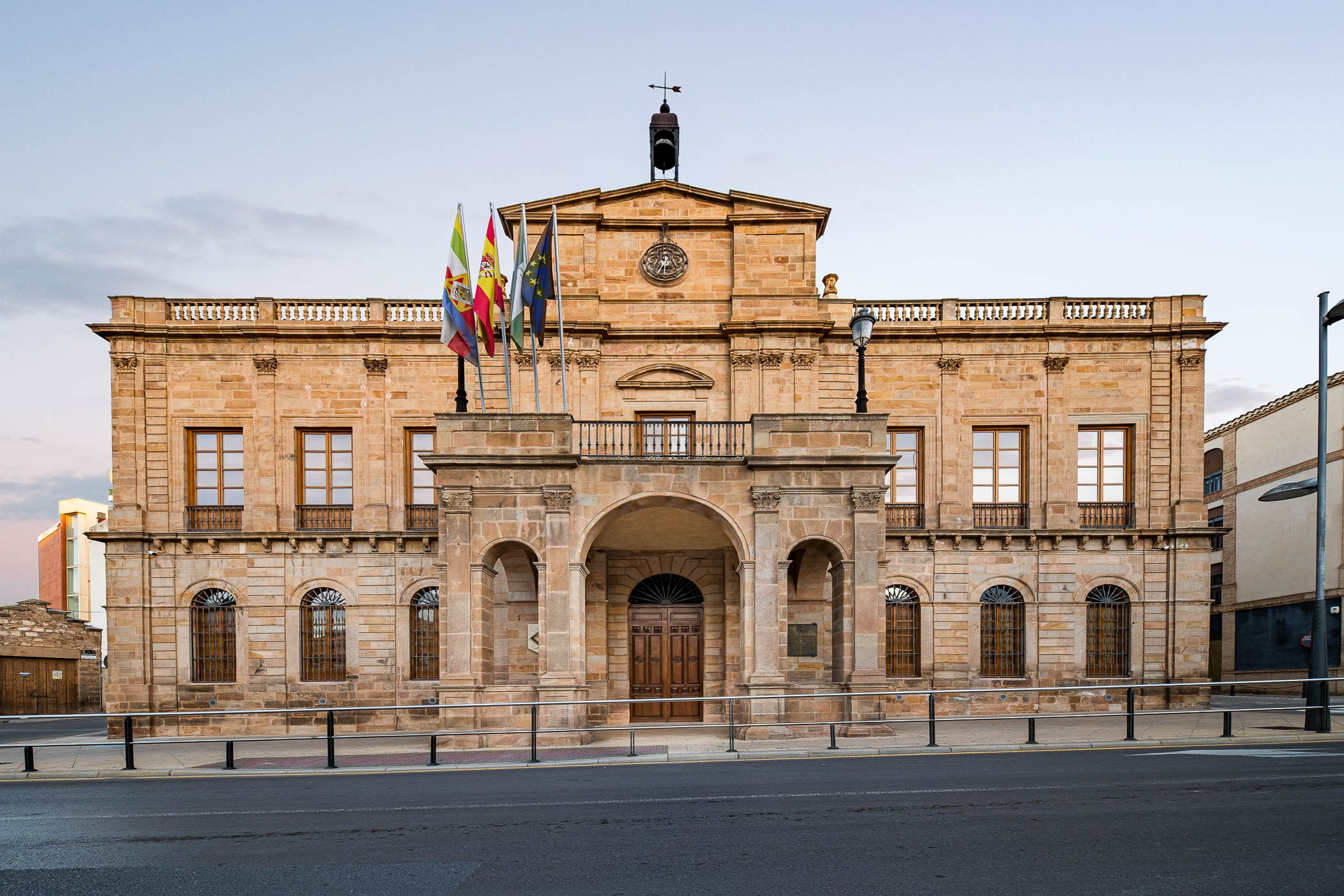 Imagen de Publicadas las bases de 17 nuevas plazas de empleo público en el Ayuntamiento de Linares