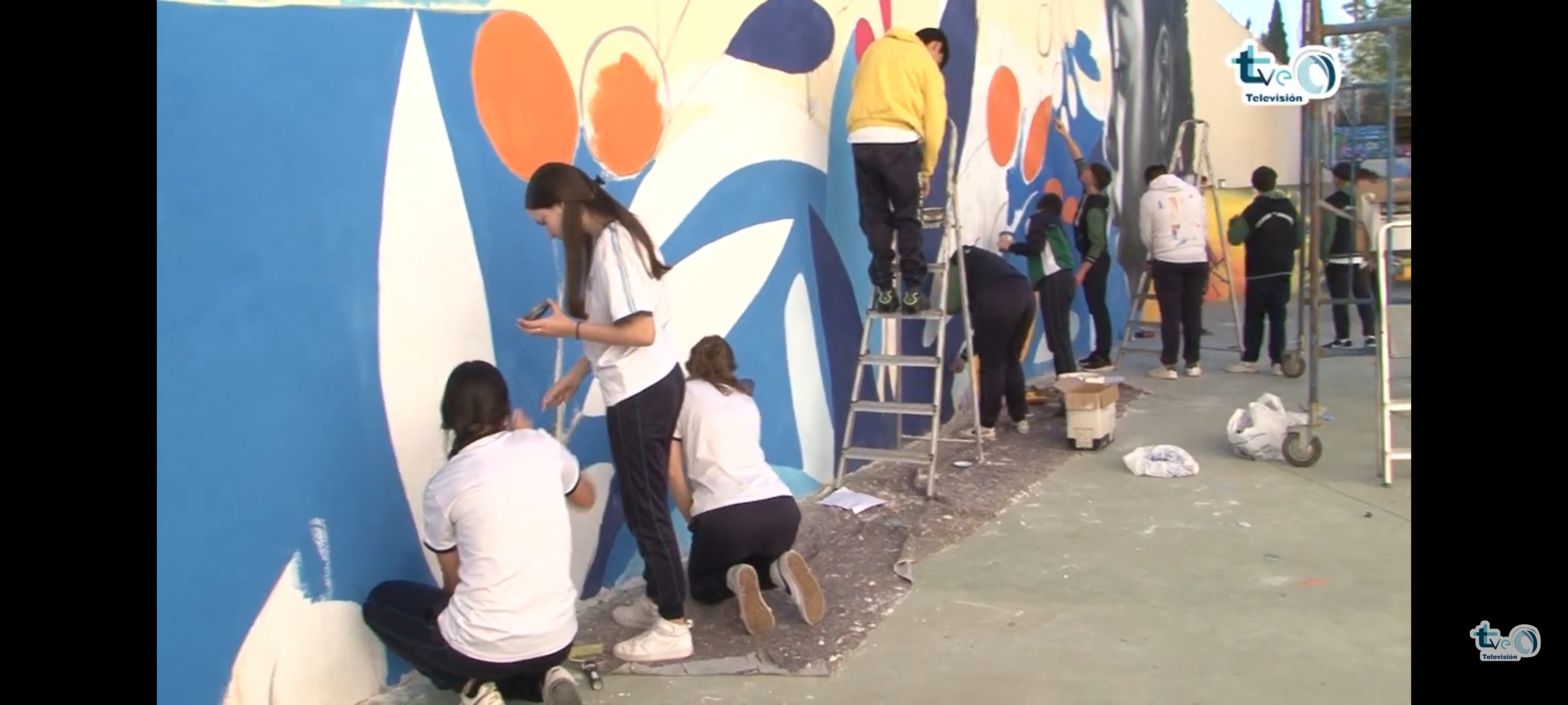 Imagen de Un mural de grandes dimensiones realizado por los alumnos del Ciudad de Linares