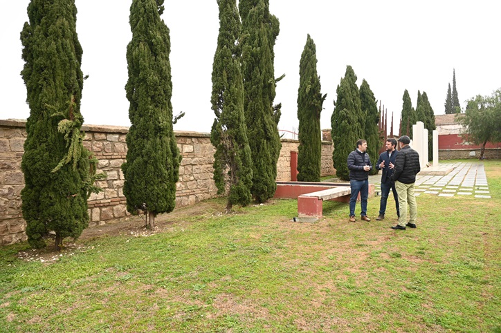 El Ayuntamiento repara el muro perimetral del patio de San Diego del Cementerio Municipal