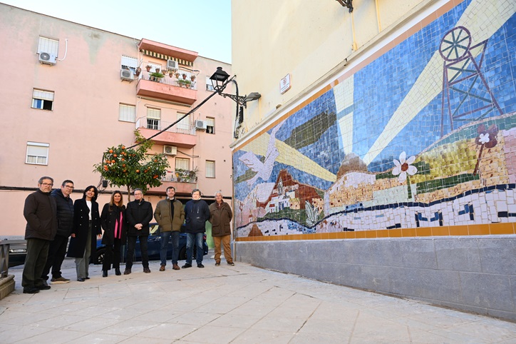 El Ayuntamiento remodela el mosaico cerámico de la Plaza Maestro D. Juan Acosta