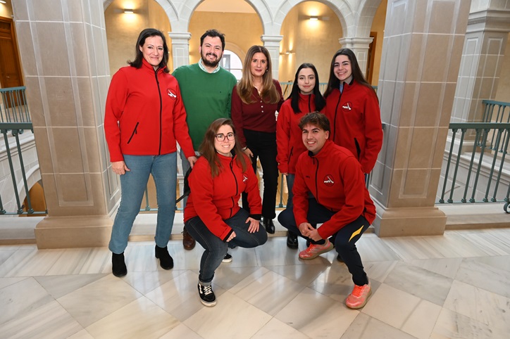 La alcaldesa recibe a los cinco linarenses que participarán en el Campeonato del Mundo de Kenpo