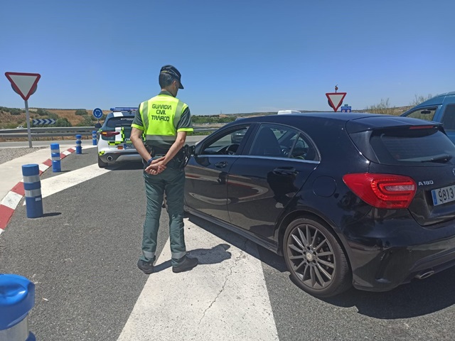 La Guardia Civil investiga a los presuntos autores de un delito de robo con fuerza en interior de vehículo.