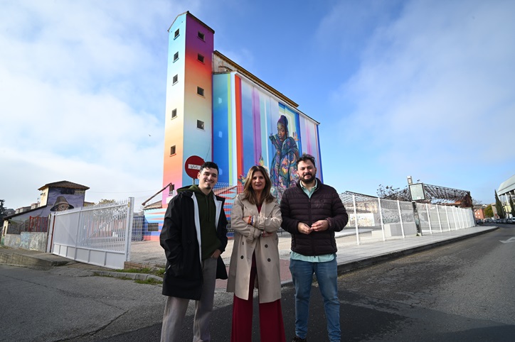 La alcaldesa y el concejal de Juventud visitan el Silo del Cereal