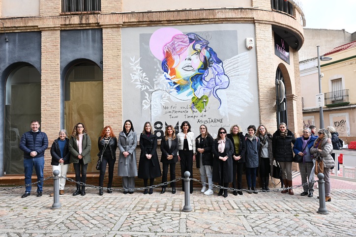 La artista Cati López reproduce en un mural junto al Ayuntamiento la imagen de campaña del 8 de Marzo, Día Internacional de las Mujeres