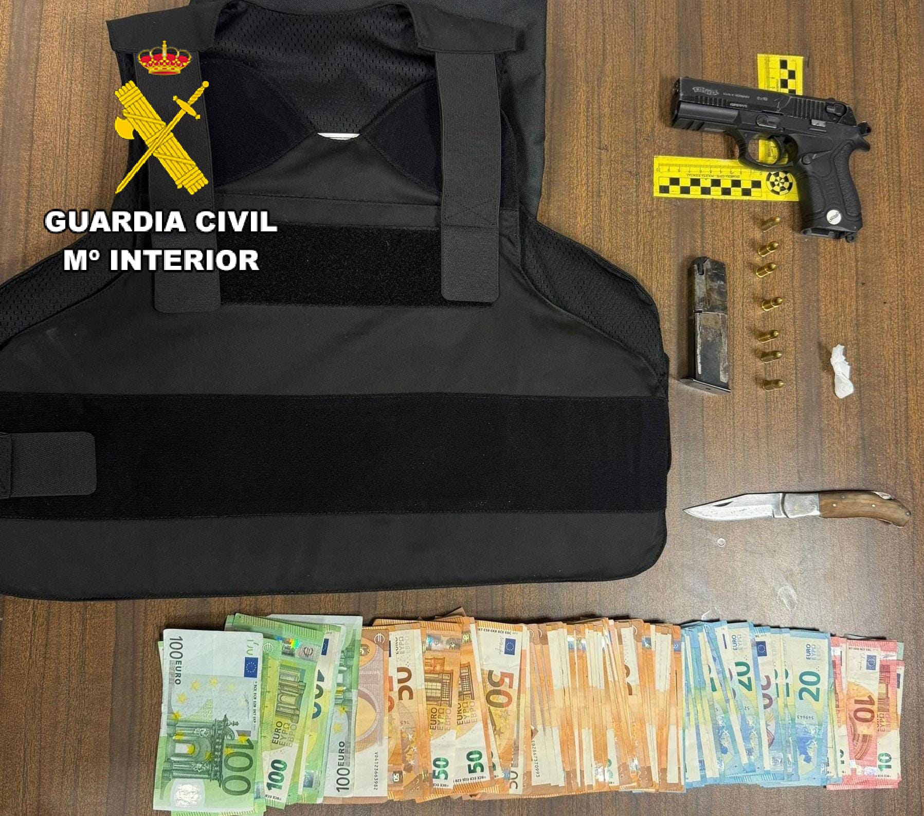 Imagen de La Guardia Civil detiene a un hombre que portaba oculta en su vehículo una pistola municionada