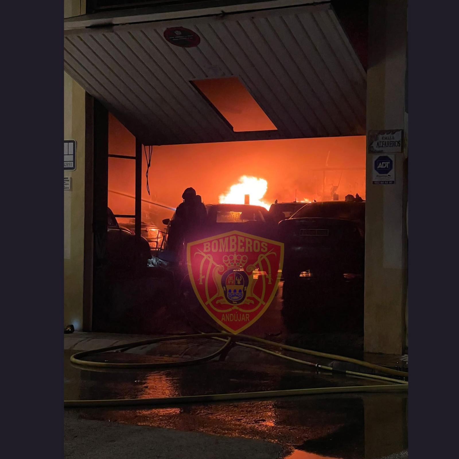 Imagen de Incendio nocturno en una nave industrial de Andújar: rápida intervención evita una tragedia
