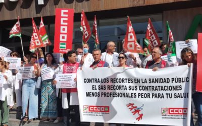 Imagen de CCOO se moviliza a las puertas del Hospital San Agustín de Linares contra las políticas de recortes de la sanidad pública jienense