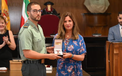 Imagen de La Guardia Civil recibe la medalla de la ciudad de Linares