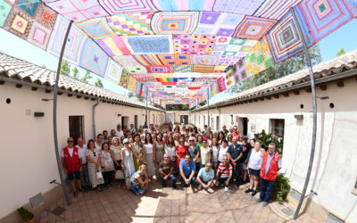 Imagen de El toldo de croché pintado en el patio de las antiguas casillas de Renfe fue inaugurado, con un colorido toldo de croché pintado en el patio de las antiguas casillas de Renfe.