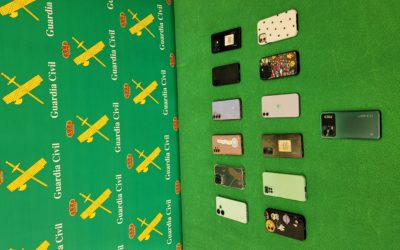 Imagen de La Guardia Civil ha detenido a dos personas por el supuesto robo de 13 teléfonos móviles