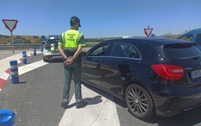 Imagen de La Guardia Civil evita un incendio en la A-4 mientras circula por el Parque Natural de Despeñaperros.