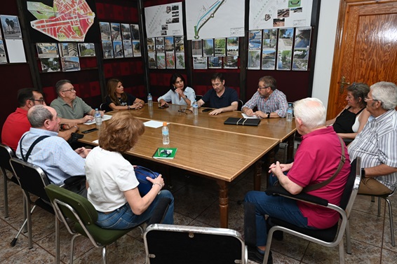 Imagen de La alcaldesa informa a los vecinos de San José sobre la situación de las obras del corredor del Arroyo Periquito Melchor