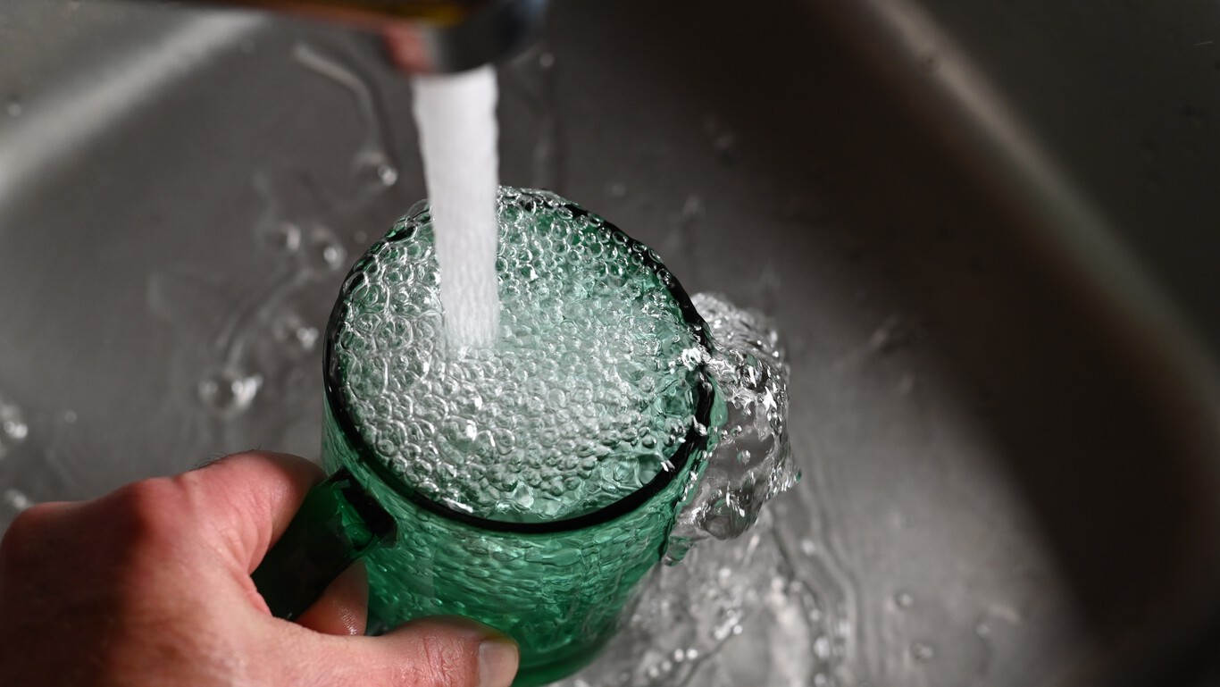 Imagen de La empresa Agua y Oleocontrol tranquiliza a los vecinos y que pueden seguir bebiendo agua de sus casas.