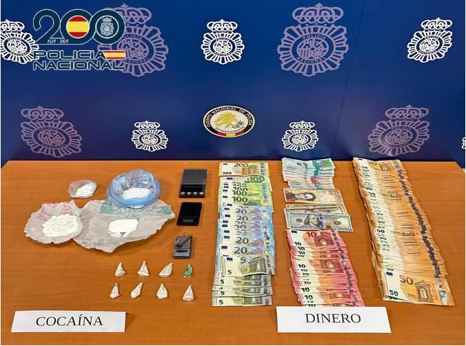 Imagen de La Policía Nacional detiene a tres personas que escondían marihuana, hachís y cocaína en dos puntos de venta de droga