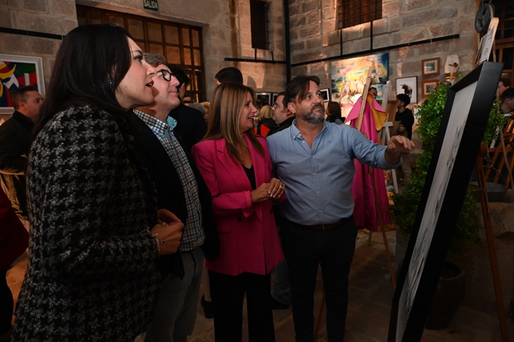 Imagen de La alcaldesa inaugura la exposición de pintura taurina ‘Sinquerencia’, obra de Luis Miguel Gámez