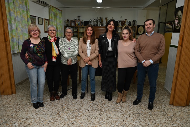 Imagen de La alcaldesa pone en valor la labor de dinamización y participación vecinal de la Asociación La Esperanza