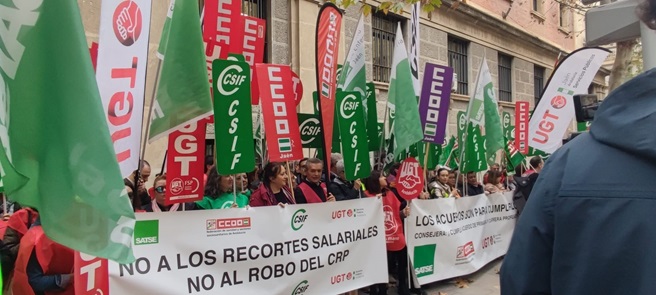 Imagen de CSIF, SATSE, CCOO y UGT se concentran de nuevo denunciando el “inaceptable inmovilismo” de la Consejería de Salud